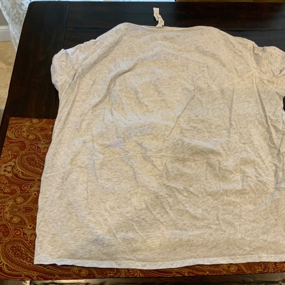 Lululemon Back in action Short Sleeve Shirt in , size4, worn twice, msrp$58 - Picture 4 of 5